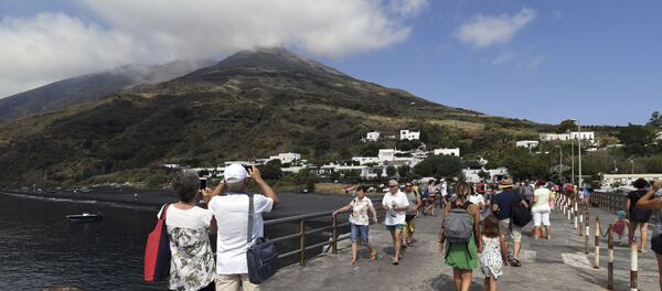 Вулкан Стромболи в Италии Вулкан Стромболи в Италии - Sputnik Беларусь