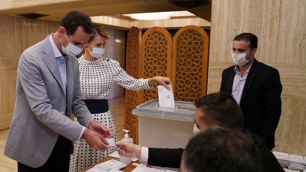  Президент Сирии Башар Асад и его жена Асма проголосовали на избирательном участке во время парламентских выборов в Дамаске, Сирия - Sputnik Беларусь