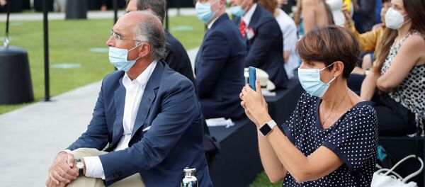 Люди в защитных масках на одном из первых физических показов мод после вспышки коронавируса во время Миланской недели цифровой моды в Роззано, к югу от Милана, Италия - Sputnik Беларусь