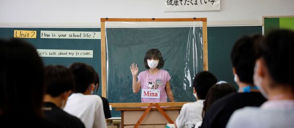 Соблюдение социальной дистанции из-за коронавируса в школах Японии - Sputnik Беларусь