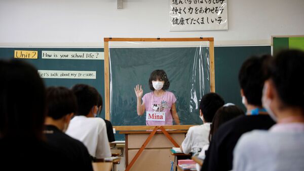 Соблюдение социальной дистанции из-за коронавируса в школах Японии - Sputnik Беларусь