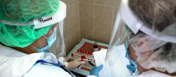 Врачи складывают пробирки с кровью для анализа перед выпиской добровольцев испытаний вакцины от коронавируса - Sputnik Беларусь