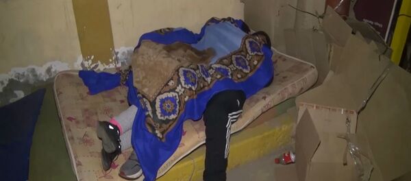 Люди в Перу ночуют под стенами больницы, чтобы узнать информацию о состоянии своих близких - Sputnik Беларусь