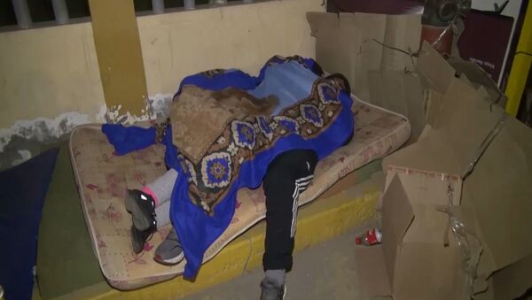 Люди в Перу ночуют под стенами больницы, чтобы узнать информацию о состоянии своих близких - Sputnik Беларусь