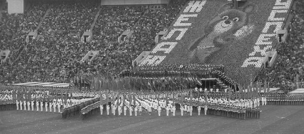 Показательные выступления советских спортсменов. Торжественная церемония открытия XXII Олимпийских игр. Центральный стадион имени Ленина. Показательные выступления советских спортсменов. Торжественная церемония открытия XXII Олимпийских игр. Центральный стадион имени Ленина. - Sputnik Беларусь