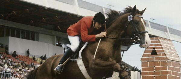 Всадник Юрий Сальников на коне Пинцет во время соревнований по троеборью (XXII Олимпийские игры). - Sputnik Беларусь