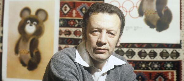 Московский художник Виктор Александрович Чижиков, автор талисмана XXII летних олимпийских игр - медвежонка Мишки - Sputnik Беларусь