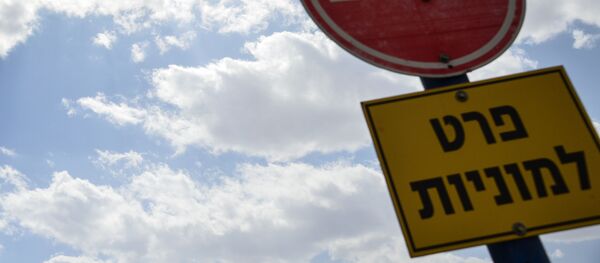 Самолет в небе над аэропортом Эйлата Самолет в небе над аэропортом Эйлата - Sputnik Беларусь