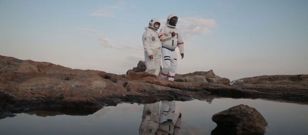 На пляж в костюме астронавта: оригинальная защита от коронавируса - Sputnik Беларусь