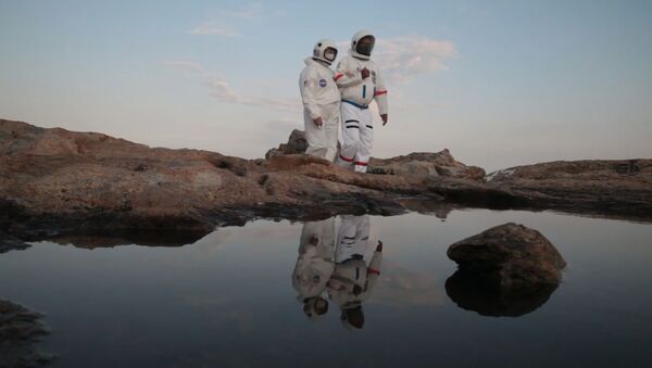На пляж в костюме астронавта: оригинальная защита от коронавируса - Sputnik Беларусь