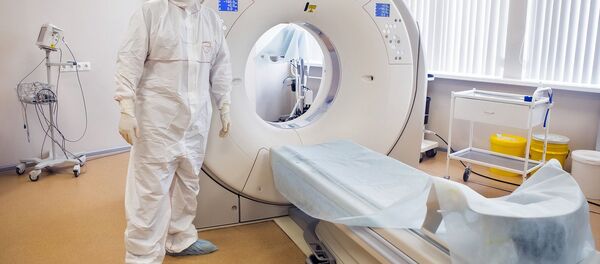 Урач у касцюме біяаховы каля апарата КТ - Sputnik Беларусь
