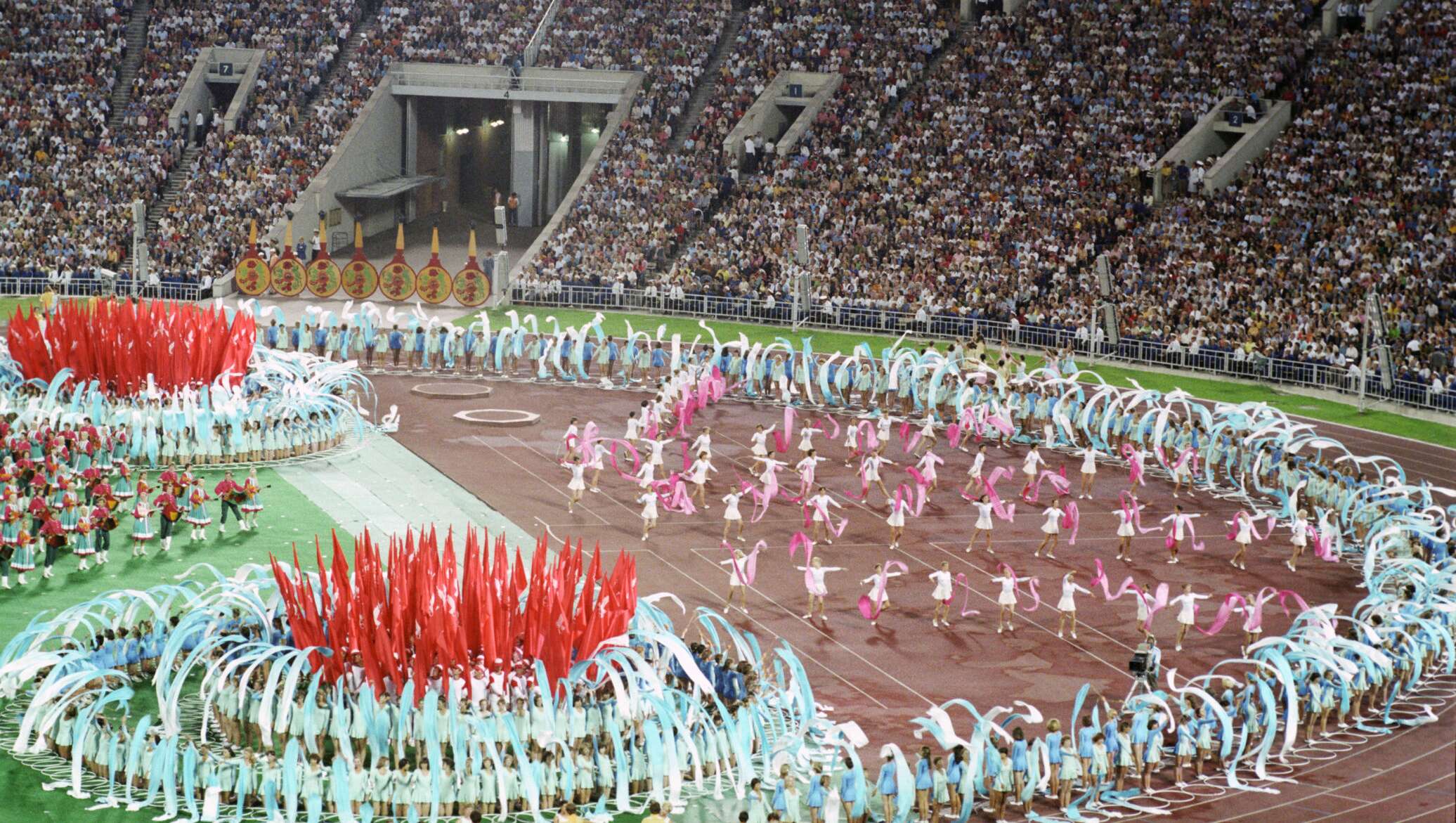 Олимпийские игры 1980. Олимпиада-80 в Москве закрытие. Олимпиада 80 стадион. Закрытие олимпиады в Москве 1980. Стадион Олимпийский Москва 1980.