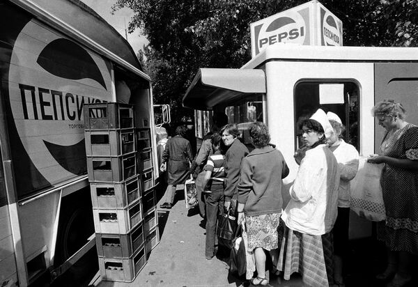 Жители Москвы стоят в очереди в один из киосков в городе, где можно купить пепси-колу, которая производится по лицензии в СССР c 14 июля 1980 года.  - Sputnik Беларусь