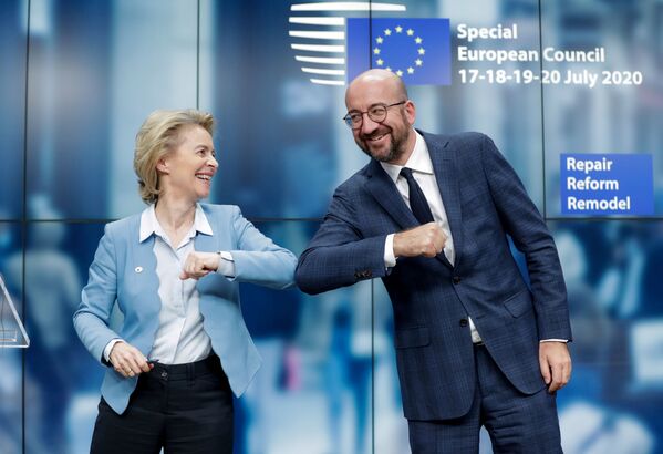Глава Евросовета Шарль Мишель и председатель Еврокомиссии Урсула фон дер Ляйен на саммите ЕС в Брюсселе - Sputnik Беларусь