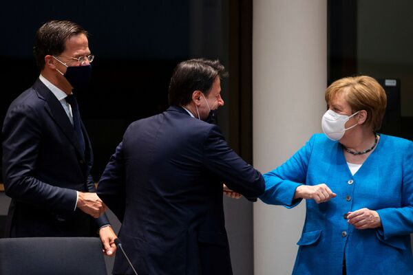 Ангела Меркель здоровается с Джузеппе Конте на саммите ЕС в Брюсселе - Sputnik Беларусь
