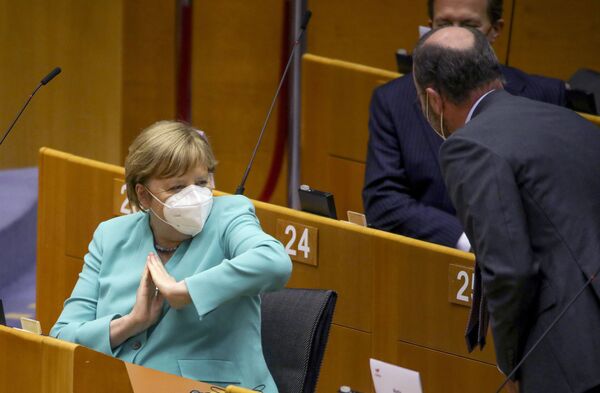Канцлер Германии Ангела Меркель во время приветствия локтем на пленарной сессии Европейского парламента в Брюсселе  - Sputnik Беларусь