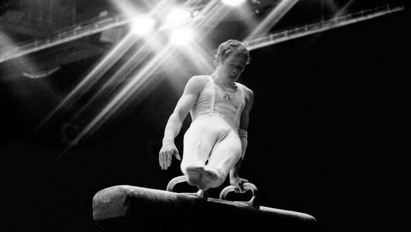 Олимпийский чемпион Александр Дитятин выполняет упражнение на коне - Sputnik Беларусь