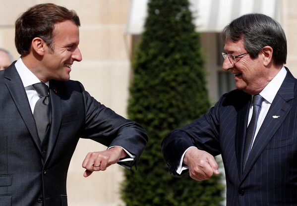 Президент Франции Эммануэль Макрон приветствует своего коллегу из Кипра Никоса Анастасиадеса в Елисейском дворце в Париже - Sputnik Беларусь