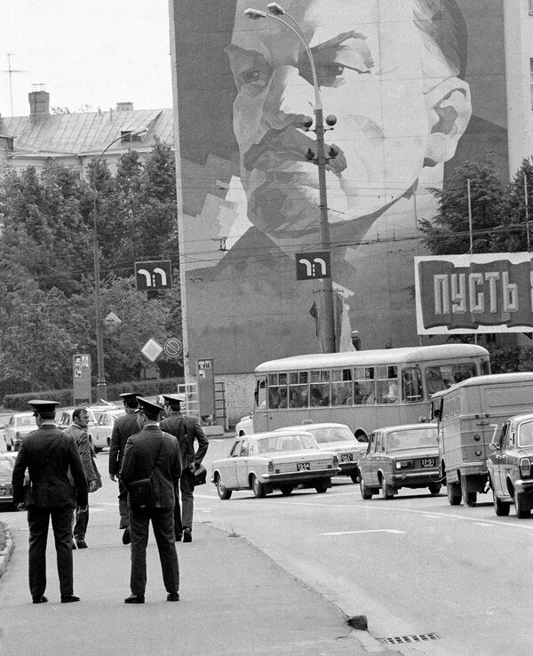 Советские милиционеры патрулируют улицу в центре Москвы, запруженную машинами, в день открытия Олимпиады 19 июля 1980 года.  - Sputnik Беларусь