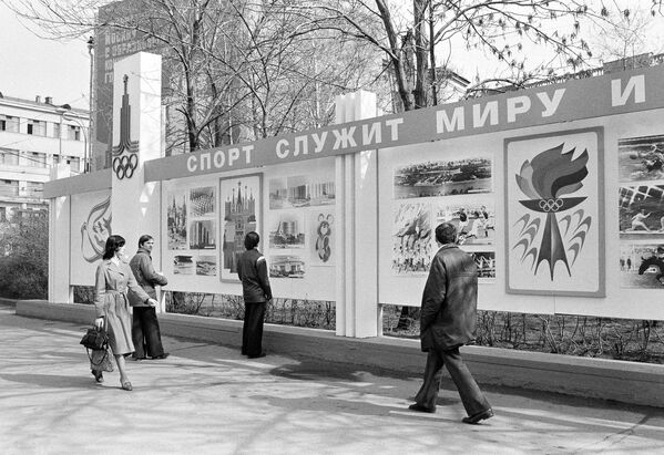 Москвичи осматривают новый олимпийский рекламный щит, установленный 23 апреля 1980 года, после того, как Соединенные Штаты объявили, что они бойкотируют игры. - Sputnik Беларусь