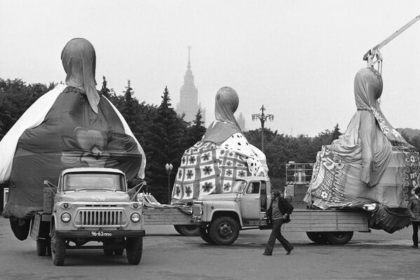 Грузовики доставили к Лужникам огромных кукол – реквизит для церемонии открытия летних Олимпийских игр. - Sputnik Беларусь