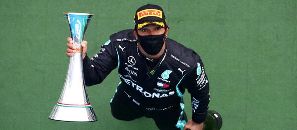 Гонщик Mercedes Льюис Хэмилтон Гонщик Mercedes Льюис Хэмилтон - Sputnik Беларусь