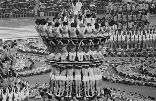 Советская молодежь образует пирамиду во время танцевального номера на церемонии открытия. - Sputnik Беларусь