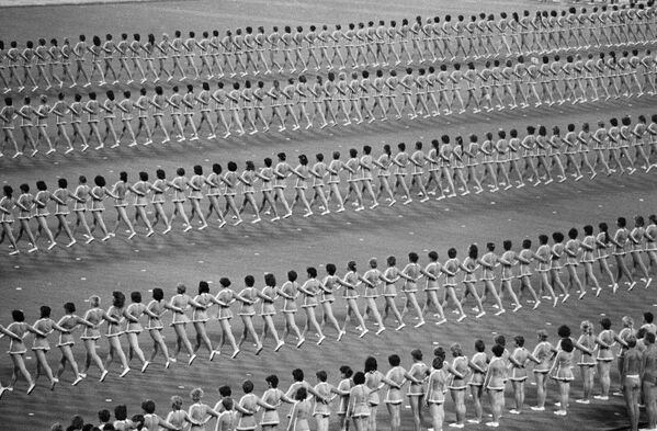 Сотни советских девушек совершают синхронные движения во время репетиции церемонии открытия Олимпийских игр. - Sputnik Беларусь
