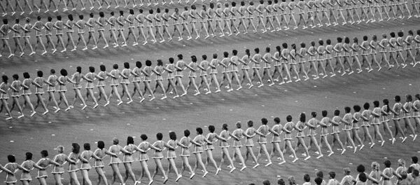 Сотни советских девушек совершают синхронные движения во время репетиции церемонии открытия Олимпийских игр - Sputnik Беларусь