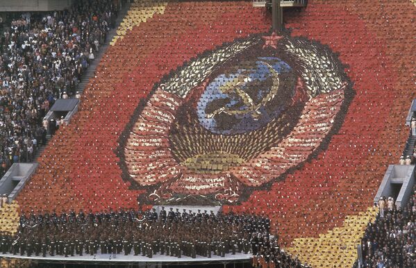 Герб Советского Союза, созданный усилиями трех с половиной тысяч сидящих на специальной трибуне людей, на церемонии открытия Олимпиады-80. - Sputnik Беларусь