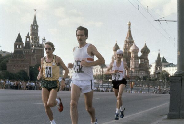Олимпийские марафонцы пересекают Красную площадь 1 августа 1980 года. - Sputnik Беларусь