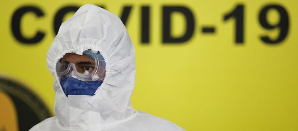 Врач в защитном костюме в Мексике - Sputnik Беларусь