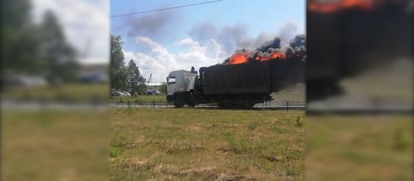 Грузовик с полыхающим кузовом проехал по улице, видео - Sputnik Беларусь