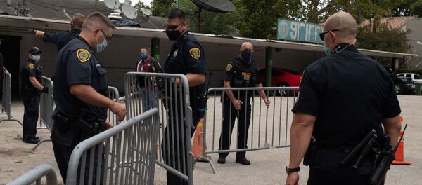 Полиция возле посольства в Хьюстоне - Sputnik Беларусь