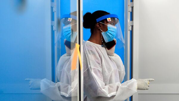 Медицинский работник в защитном снаряжении в центре тестирования на коронавирус в Дакаре, Сенегал - Sputnik Беларусь