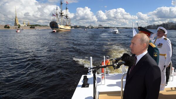 Владимир Путин во время парада в честь дня ВМФ в Кронштадте - Sputnik Беларусь