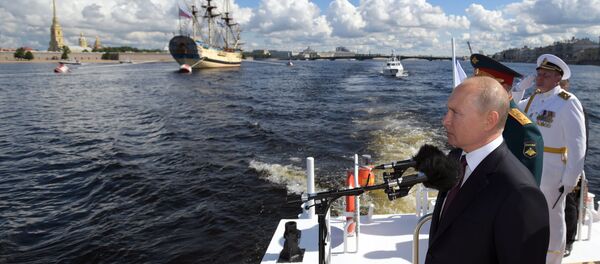 Владимир Путин во время парада в честь дня ВМФ в Кронштадте - Sputnik Беларусь