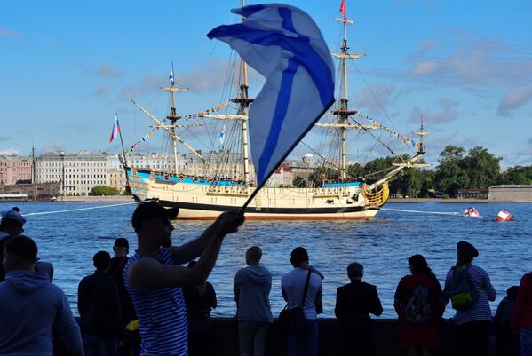 Жители собрались на набережной Санкт-Петербурга во время Главного военно-морского парада России - Sputnik Беларусь