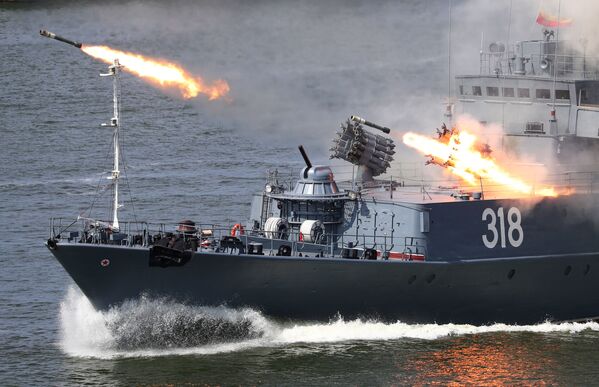 Малый противолодочный корабль Алексин во время празднования Дня Военно-морского флота в Балтийске  - Sputnik Беларусь