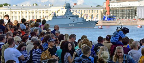 Жители на набережной Санкт-Петербурга, чтобы посмотреть проход кораблей во время Главного военно-морского парада России - Sputnik Беларусь