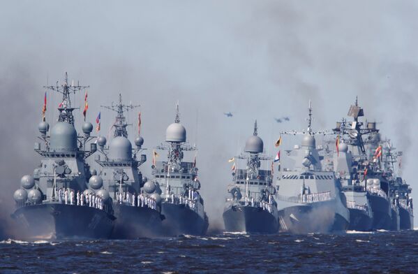 Военные корабли ВМФ России во время Главного военно-морского парада по случаю Дня Военно-морского флота РФ в Кронштадте - Sputnik Беларусь