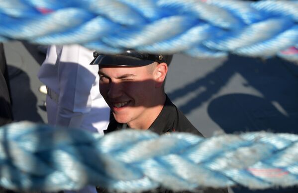 Моряк во время Главного военно-морского парада по случаю Дня Военно-морского флота РФ в Кронштадте - Sputnik Беларусь