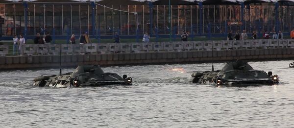 Катамараны і бронетранспарцёры: незвычайны заплыў па Свіслачы - Sputnik Беларусь