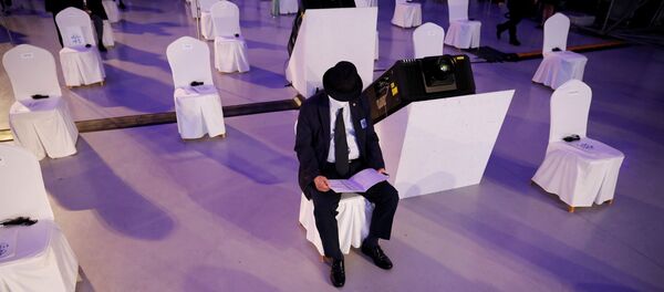 Мужчина на общественном мероприятии во время пандемии коронавируса  - Sputnik Беларусь