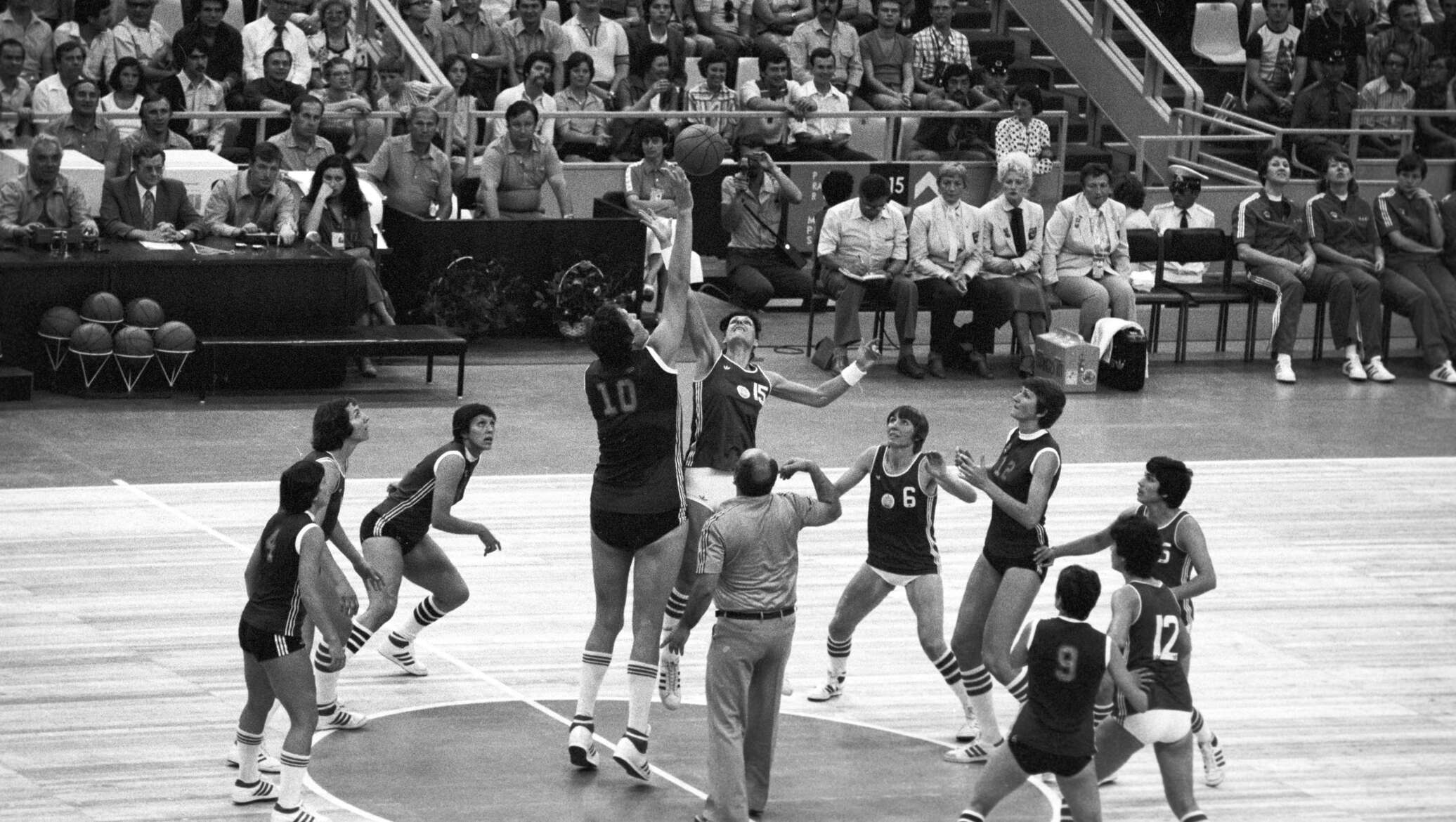 Когда баскетболисты ссср стали чемпионами. Сборная СССР по баскетболу 1972. Сборная СССР по баскетболу 1972 в олимпийках. Баскетбол 1976 женская сборная СССР.