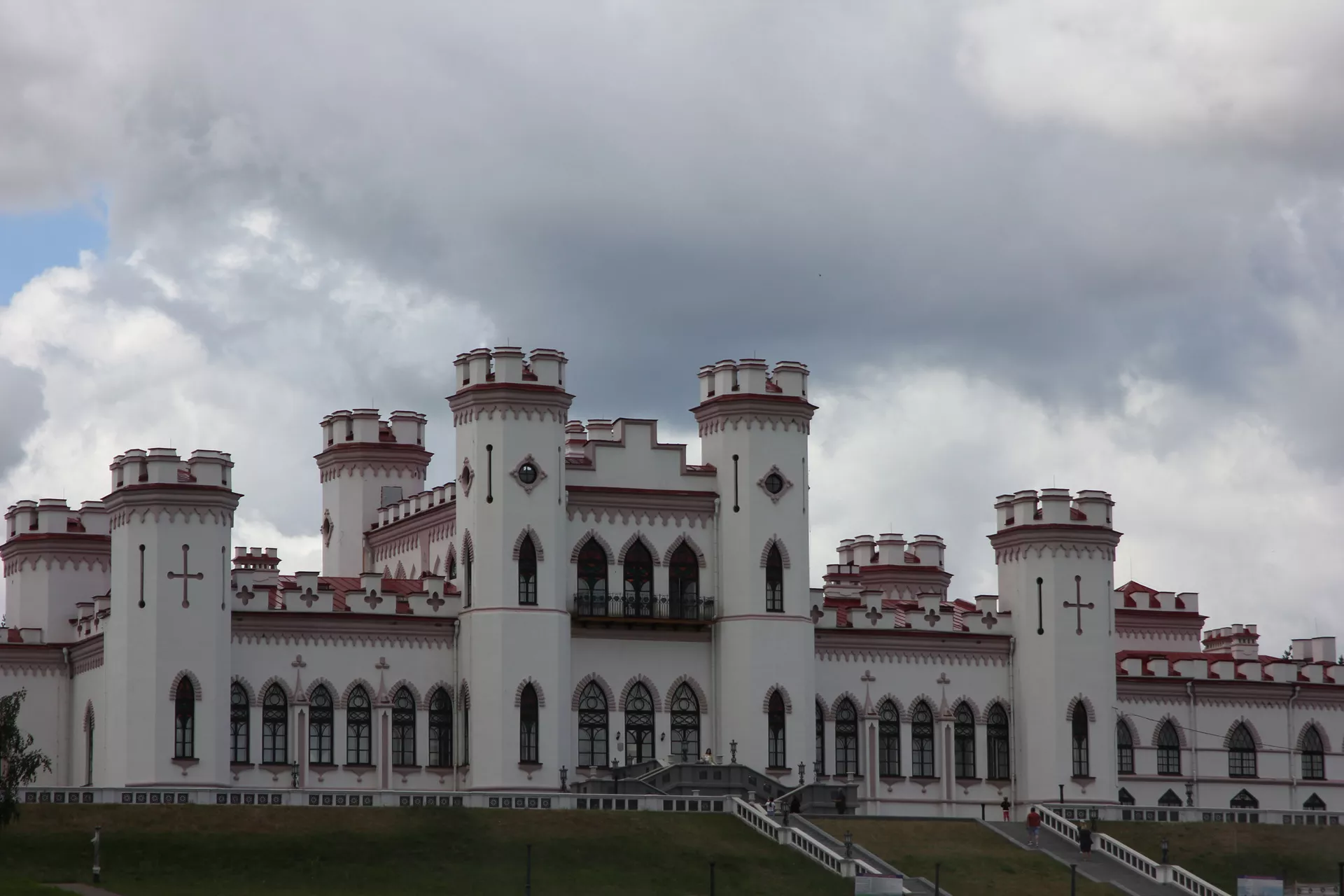 Дорого и с привидениями: ночуем в древнем замке в Беларуси