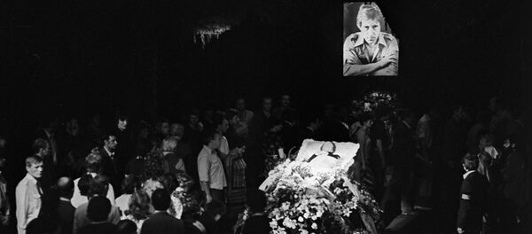 Гражданская панихида и церемония прощания с Владимиром Высоцким в здании Театра на Таганке 28 июля 1980 года Гражданская панихида и церемония прощания с Владимиром Высоцким в здании Театра на Таганке 28 июля 1980 года - Sputnik Беларусь
