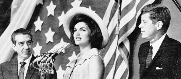Президент Мексики Лопес Матеос (слева), первая леди США Жаклин Кеннеди, президент США Джон Ф. Кеннеди (справа) - Sputnik Беларусь
