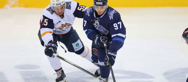 Форвард Дмитрий Буйницкий (справа) подписал контракт с Динамо-Минск на один год Форвард Дмитрий Буйницкий (справа) подписал контракт с Динамо-Минск на один год - Sputnik Беларусь