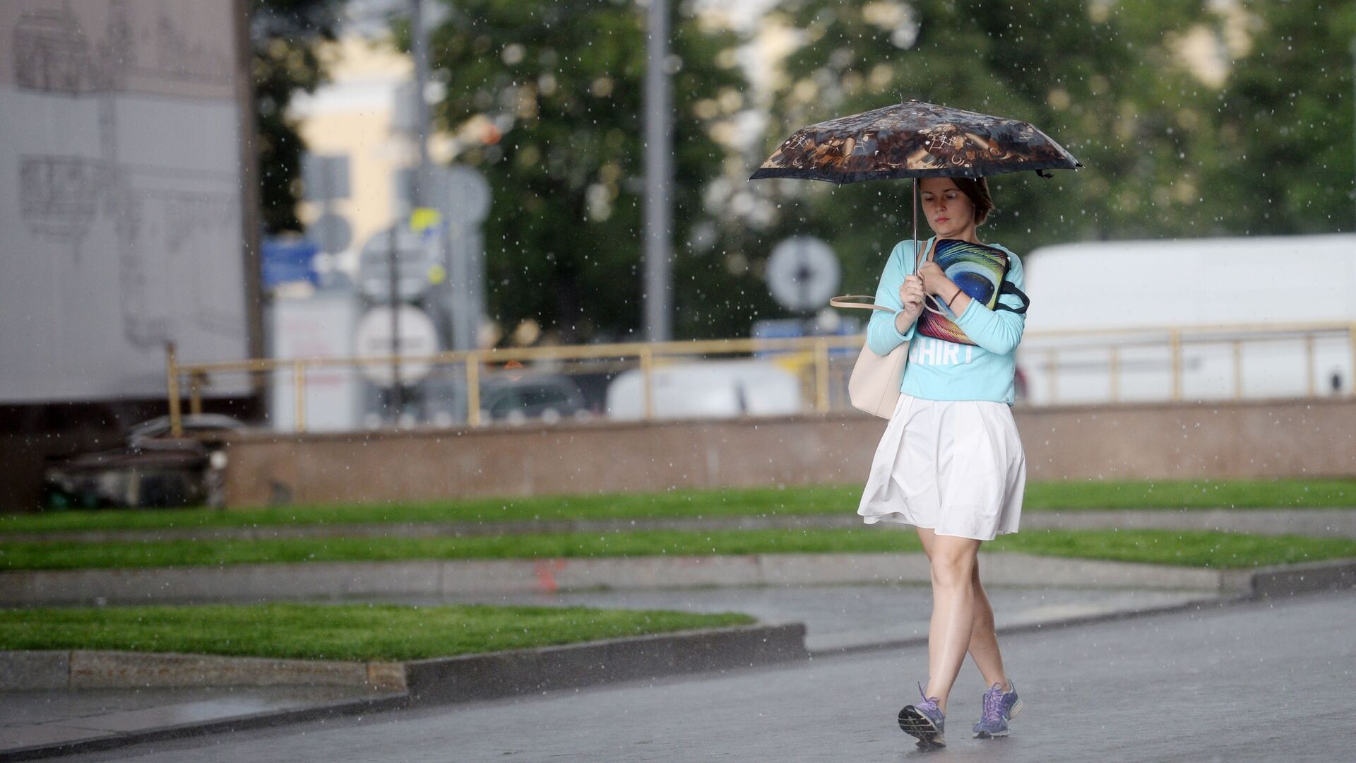 Девушка под зонтом во время дождя - Sputnik Беларусь, 1920, 19.05.2023